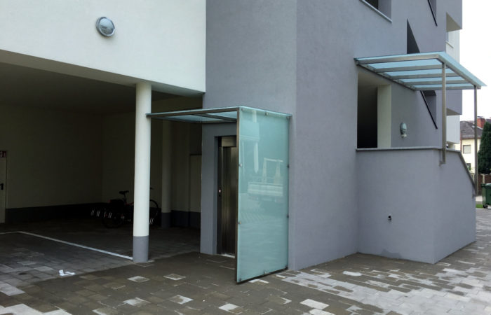 Niro Edelstahl Lift Vordach mit satiniertem Glas